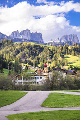 Italien, Trentino Südtirol, Soraga, Blick auf das Dorf und die Dolomiten - FLMF00179