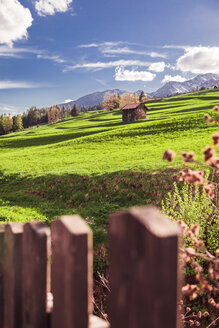 Italien, Trentino Alto-Adige, Vigo di Fassa, ländliche Szene zwischen den Dolomiten - FLMF00184