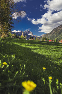 Italien, Trentino Südtirol, Vigo di Fassa, Blick auf das Dorf und die Dolomiten - FLMF00187