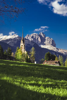 Italien, Trentino Südtirol, Vigo di Fassa, Blick auf das Dorf und die Dolomiten - FLMF00188