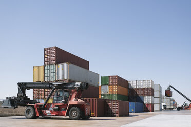 Stapel von Containern auf einem Industriegelände - AHSF00158