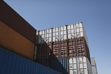 Stapel von Containern auf einem Industriegelände - AHSF00162