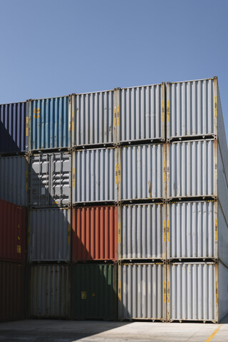 Stapel von Containern auf einem Industriegelände, lizenzfreies Stockfoto