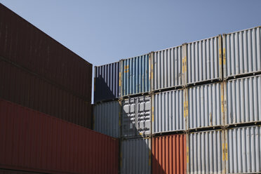 Stapel von Containern auf einem Industriegelände - AHSF00165