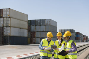 Arbeiter an Bahngleisen in der Nähe von Frachtcontainern auf einem Industriegelände - AHSF00198