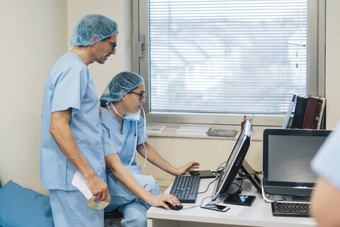 Ärzte am Computer im Krankenhaus, lizenzfreies Stockfoto