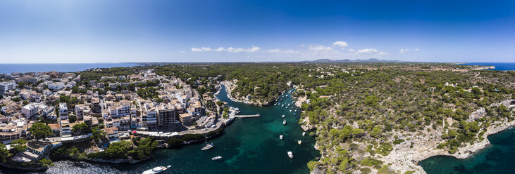 Spanien, Mallorca, Costa de la Calma, Bucht und Hafen Cala Figuera, Luftaufnahme - AMF06934