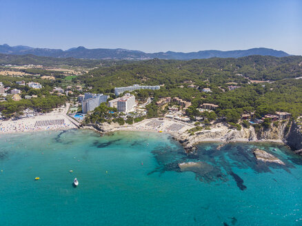 Spanien, Mallorca, Costa de la Calma, Luftbild über Peguera mit Hotels und Stränden - AMF06936