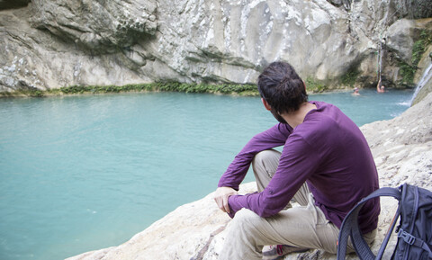 Griechenland, Messenien, Mann beobachtet die Polylimnio-Wasserfälle bei Kazarma, lizenzfreies Stockfoto