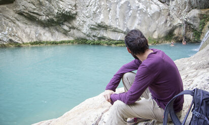 Griechenland, Messenien, Mann beobachtet die Polylimnio-Wasserfälle bei Kazarma - MAMF00601