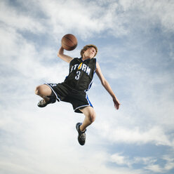 Caucasian teenager playing basketball - BLEF00152