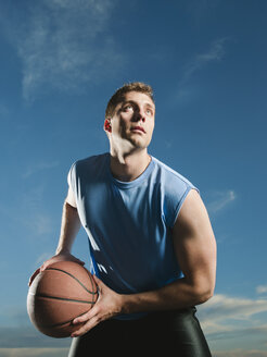 Kaukasischer Mann spielt Basketball - BLEF00160