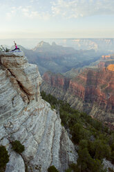 Kaukasische Frau übt Yoga auf einer Klippe in der Nähe eines Canyons - BLEF00164