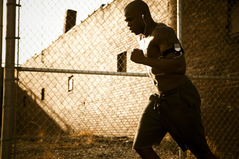 Afroamerikanischer Mann beim Joggen, lizenzfreies Stockfoto