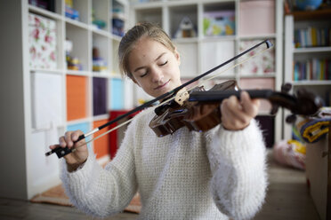 Mädchen übt auf ihrer Geige - RBF07021