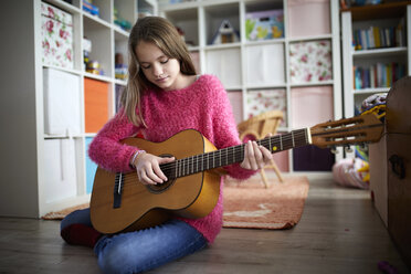 Mädchen übt auf ihrer Gitarre - RBF07022