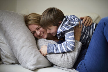 Mutter und Sohn kuscheln auf der Couch - RBF07031