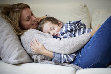 Mutter und Sohn kuscheln auf der Couch - RBF07032