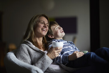 Mutter und Sohn sitzen lachend im Arm-Cahir - RBF07036