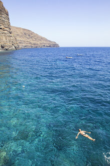 Spanien, Kanarische Inseln, La Gomera, La Rajita, älterer Mann schwimmt im Atlantik - MAMF00627