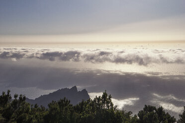 Spanien, Kanarische Inseln, La Gomera, Mirador de Alojera, Wolken über dem Atlantik - MAMF00630