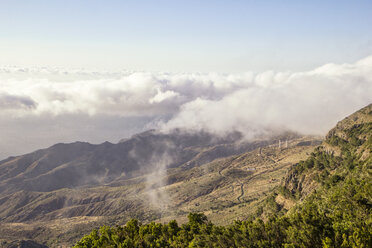 Spanien, Kanarische Inseln, La Gomera, Mirador de Alojera, Wolken über Landschaft - MAMF00631