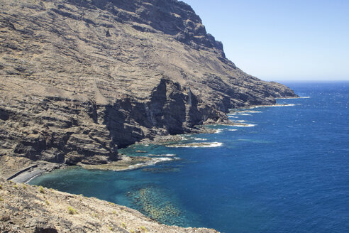 Spanien, Kanarische Inseln, La Gomera, Alojera, Küste mit Wellenbrecher - MAMF00632