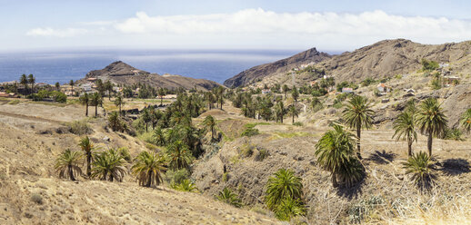 Spanien, Kanarische Inseln, La Gomera, Vallehermoso, Alojera, Blick über die Landschaft auf den Ozean - MAMF00633