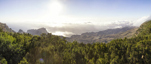 Spanien, Kanarische Inseln, La Gomera, Mirador de Alojera, Blick über Landschaft mit Wolkendecke - MAMF00634