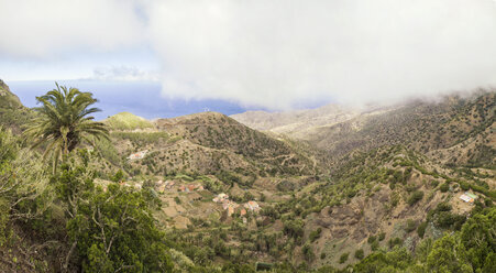 Spanien, Kanarische Inseln, La Gomera, Vallehermoso, Panoramablick über die Landschaft zum Meer - MAMF00635