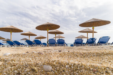 Griechenland, Preveza, Sonnenschirme am Strand von Vrachos - TAMF01329