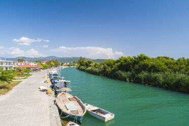 Griechenland, Fluss Acheron mit Fischerbooten bei Ammoudia - TAMF01339