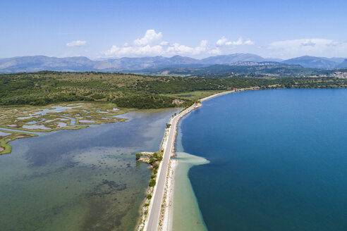 Griechenland, Igoumenitsa, Luftaufnahme der Straße über das Meer bei Ormos Valtou - TAMF01343