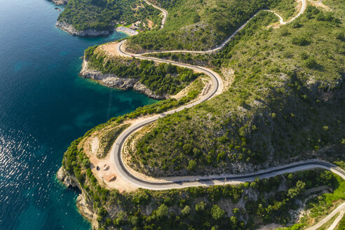 Griechenland, Luftaufnahme der Küstenstraße bei Igoumenitsa - TAMF01350