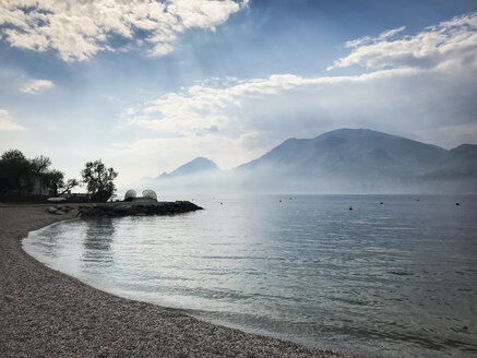 Italien, Venetien, Gardasee, Brenzone sul Garda, Strand - LVF07967