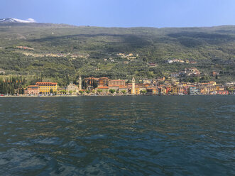 Italien, Venetien, Gardasee, Brenzone sul Garda, Blick auf Castelletto - LVF07970