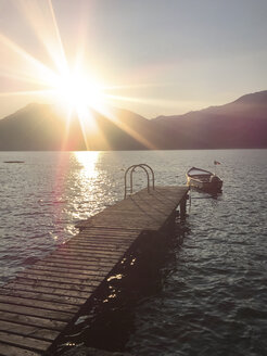 Italien, Venetien, Gardasee, Brenzone sul Garda, Steg, Sonnenuntergang - LVF07971