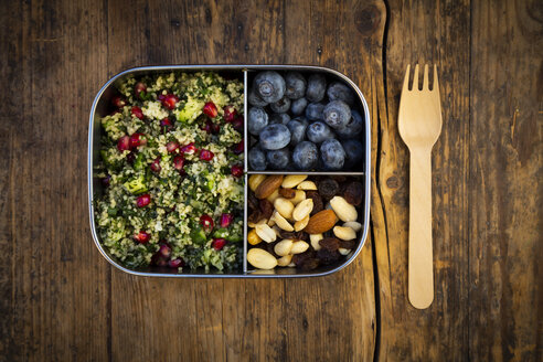 Lunchbox mit Bulgur-Kräutersalat mit Granatapfelkernen, Taboulé, Blaubeeren und Trailmix - LVF07974