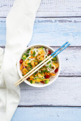 Glass noodle salad with shrimps, tomato, avocado, carrot, coriander and lime juice - LVF07979