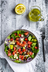 Feldsalat mit Wassermelone, Feta, Gurke, roten Zwiebeln und Nüssen - SARF04237
