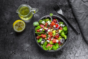 Feldsalat mit Wassermelone, Feta, Gurke, roten Zwiebeln und Nüssen - SARF04238