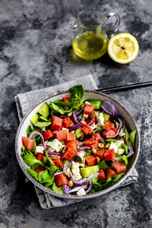 Feldsalat mit Wassermelone, Feta, Gurke, roten Zwiebeln und Nüssen - SARF04241