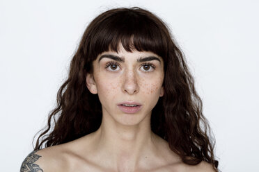 Porträt einer tätowierten jungen Frau mit Sommersprossen - FLLF00123