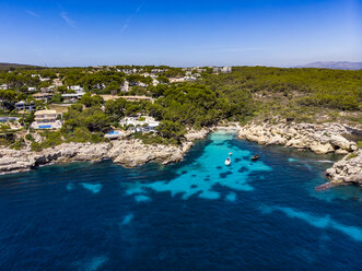 Spanien, Mallorca, Luftaufnahme der Bucht - AMF06949