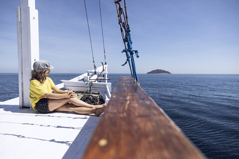 Indonesien, Komodo-Nationalpark, Mädchen auf einem Segelboot, lizenzfreies Stockfoto