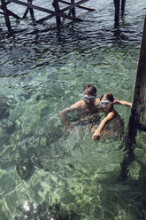 Indonesien, Komodo-Nationalpark, Vater und Tochter mit Taucherbrille im Meer - MCF00125