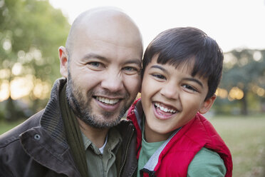 Portrait glücklicher Vater und Sohn im Park - CAIF23196