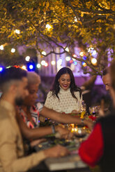 Freunde genießen das Abendessen auf einer Gartenparty - CAIF23214