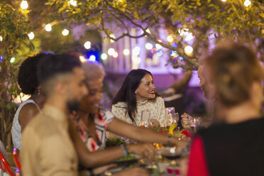 Freunde genießen das Abendessen auf einer Gartenparty - CAIF23215