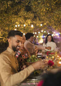 Freunde genießen das Abendessen auf einer Gartenparty - CAIF23227